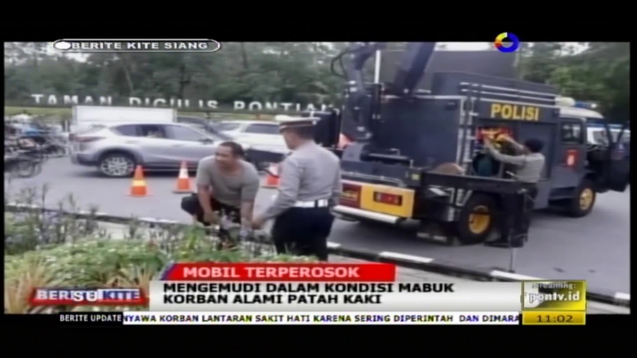 mobil masuk kolam
