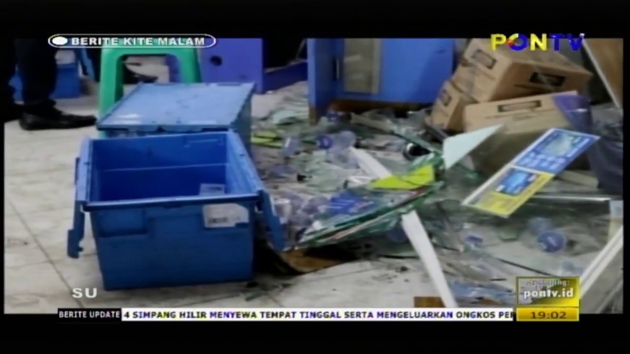 mobil tabrak indomaret