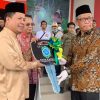 Gubernur-Kalbar-Serahkan-CSR-Bank-Kalbar-Berupa-Satu-Unit-Truk-Sampah-ke-Pemkab-Sambas