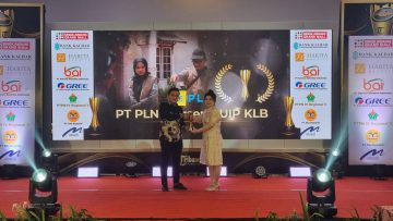 PLN UIP KLB Raih Penghargaan Tribun Awards 2025 Atas Dukungan Air Bersih dan Sanitasi