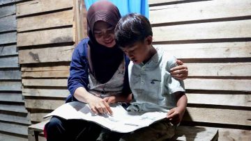 warga-mempawah-mendapatkan-listrik-gratis-melalui-program-Light-Up-The-Dream-PLN